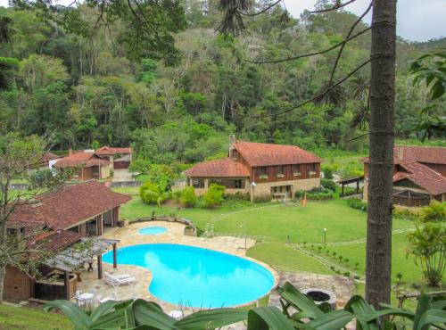 una vista aérea de un complejo con piscina en Casa de campo Hortencia com piscina e lazer - RJ, en Teresópolis