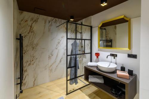 ein Bad mit einem Waschbecken und einem Spiegel in der Unterkunft Gh Alte Post - Top 5 Gt in Gmünd in Kärnten