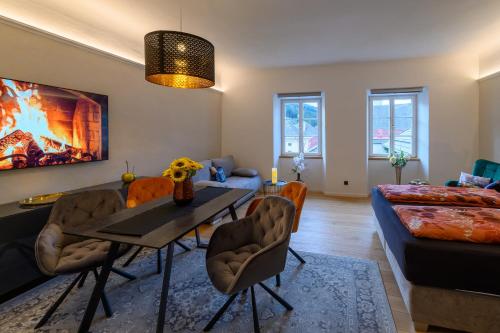 una sala de estar con una mesa y un sofá en Gh Alte Post - Top 5 Gt, en Gmünd in Kärnten