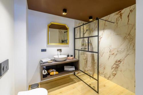 een badkamer met een glazen douche en een wastafel bij Gh Alte Post - Top 7 Admiral in Gmünd in Kärnten