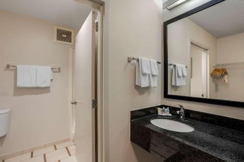 Koupelna v ubytování Comfort Inn & Suites Mt Laurel-Philadelphia
