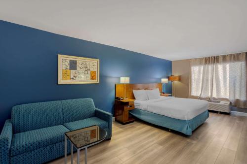 um quarto de hotel com uma cama e um sofá em Comfort Inn & Suites Mt Laurel-Philadelphia em Mount Laurel