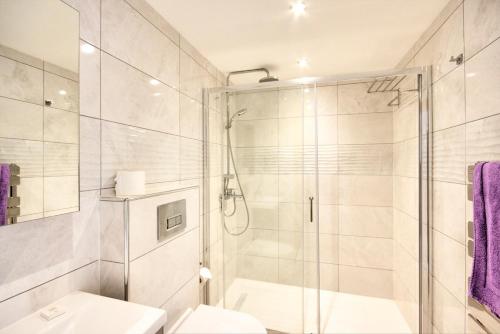 uma casa de banho com um chuveiro, um WC e um lavatório. em Charming 1-Bed Cottage in Inverness em Inverness