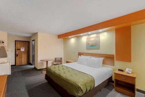 Habitación de hotel con cama y escritorio en Quality Inn, en Hamilton