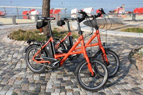 twee fietsen geparkeerd naast elkaar naast het strand bij OST1 Ferienwohnung Lörper in Niendorf