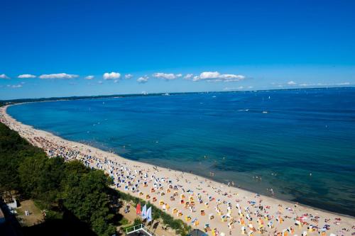 een uitzicht over een strand met mensen in het water bij OST1 Ferienwohnung Lörper in Niendorf