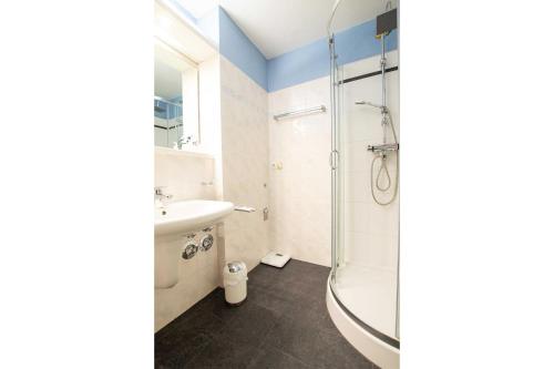 a bathroom with a shower and a sink at OST6a Ferienwohnung Sonnenschein in Niendorf