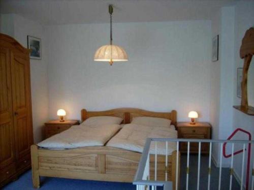- une chambre avec un lit, 2 tables de nuit et 2 lumières dans l'établissement PAR7b "Haus Miramar" App Rothmund, à Niendorf