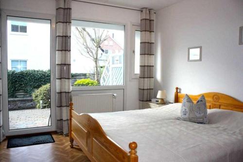 una camera con un grande letto e una grande finestra di STR90b Haus Diana a Niendorf