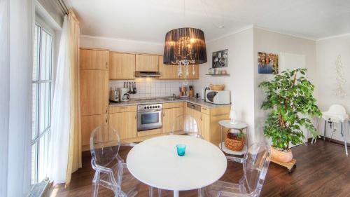 a kitchen with a table and chairs in a room at TRA2c "Residenz Niendorf"- Baumgartner in Niendorf