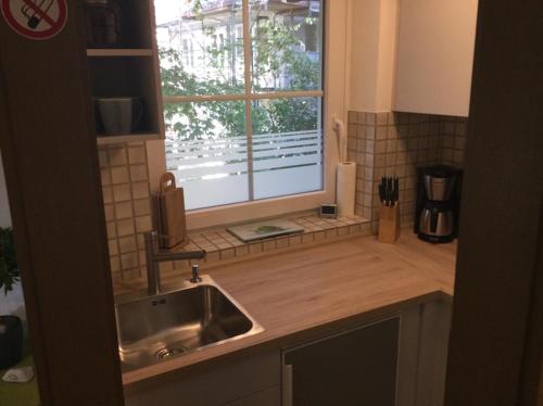 uma cozinha com um lavatório e uma janela em TRA7e Residenz Windrose, App 13 em Niendorf