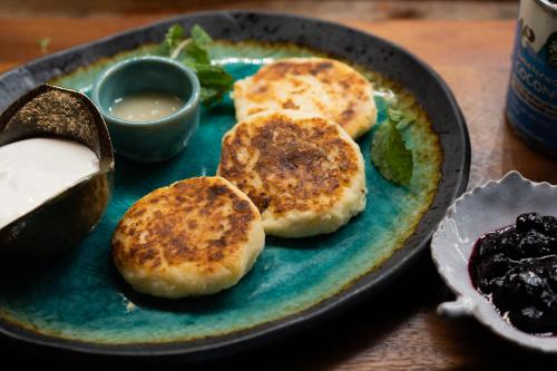 3 Pfannkuchen auf einem blauen Teller mit Dip-Soße in der Unterkunft House of Sanskara in Haad Rin
