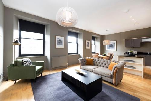 sala de estar con sofá y mesa en ALTIDO Luxury 2BR home on George Street, en Edimburgo