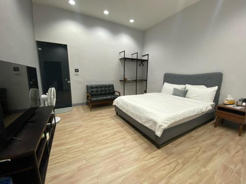 1 dormitorio con cama, escritorio y piano en 燕旅宿 en Neipu