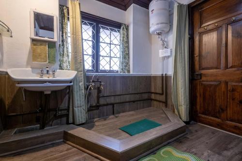 Billede fra billedgalleriet på Northwood Cottage by VEO - 3BR Vinatge Interiors 120 years old Heritage Villa with inhouse cook i Shimla