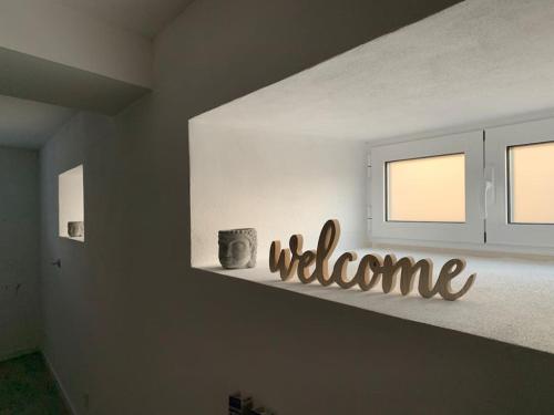 a welcome sign on a shelf in a room at Cantinho de Vale Maior in Penacova