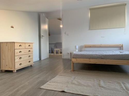 um quarto com uma cama e uma cómoda em madeira em Cantinho de Vale Maior em Penacova