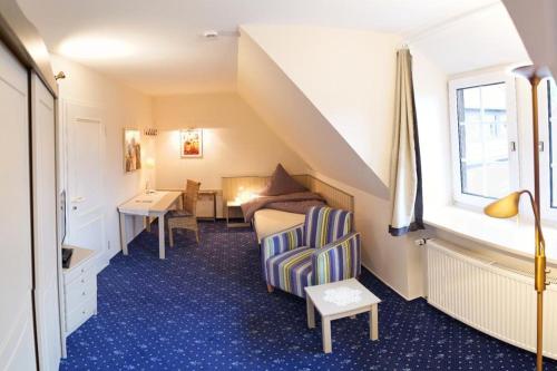 um quarto de hotel com uma cama, uma secretária e uma janela em Gästehaus Brinks em Bad Sassendorf