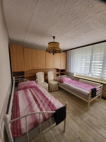 Un dormitorio con una cama grande y una lámpara de araña. en Monteur Wohnung, en Melle
