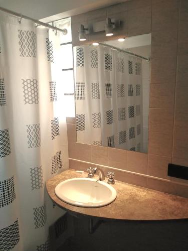 y baño con lavabo y espejo. en Duplex zona exclusiva Caballito en Buenos Aires