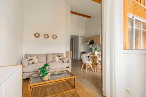 un salon avec un canapé et une table dans l'établissement Nagaya - Petit nid avec terrasse à 100m du bassin, à La Teste-de-Buch