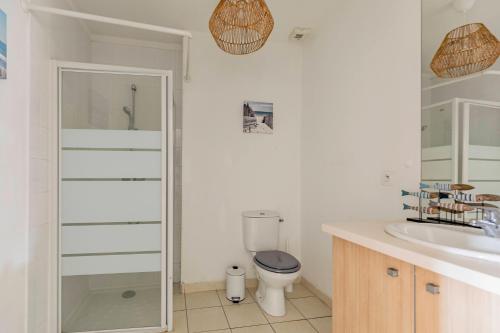 a bathroom with a toilet and a sink at Nagaya - Petit nid avec terrasse à 100m du bassin in La Teste-de-Buch