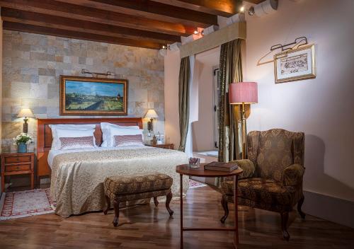 1 dormitorio con 1 cama, mesa y sillas en The Pucic Palace en Dubrovnik