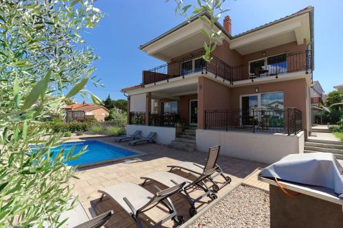 una villa con piscina e una casa di Villa Nerium a Malinska