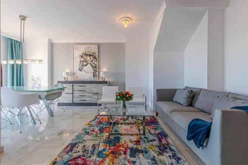 Posezení v ubytování 797 Holiday Rentals -Lujoso Atico duplex en el centro de Benalmadena
