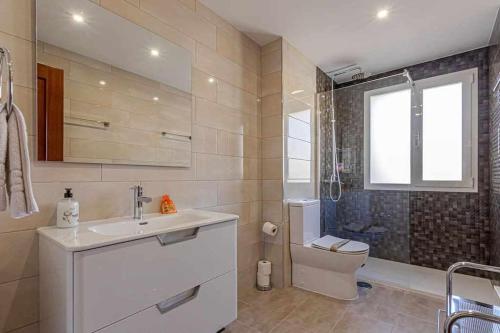 Koupelna v ubytování 797 Holiday Rentals -Lujoso Atico duplex en el centro de Benalmadena