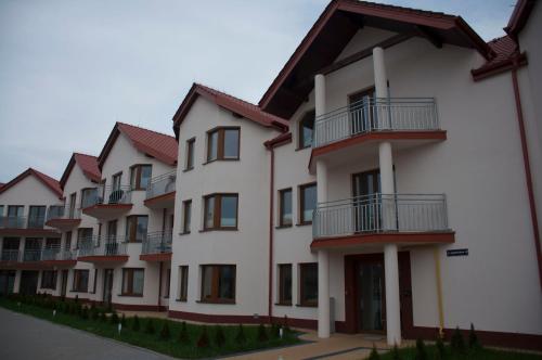 a row of apartment buildings with balconies at Apartament BURSZTYN in Darłówko
