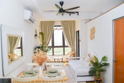 ein Wohnzimmer mit einem weißen Sofa und einem Tisch in der Unterkunft Seabreeze Seaview Super Cosy Stay Bali Residence in Malakka