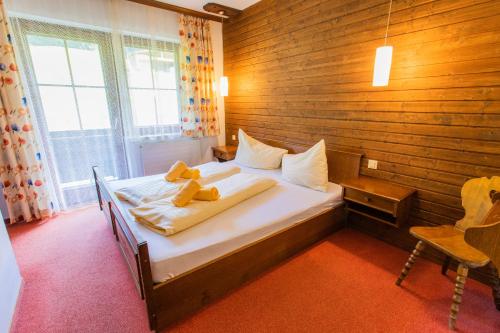 เตียงในห้องที่ Huberhof 7 by Alpenidyll Apartments