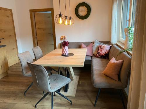 - un salon avec une table et un canapé dans l'établissement Apart Helena, à Mayrhofen