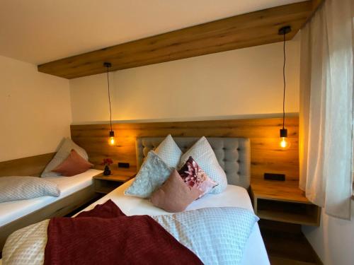 - une chambre avec 2 lits et des oreillers dans l'établissement Apart Helena, à Mayrhofen
