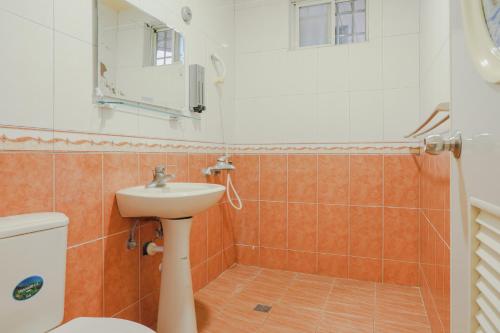 e bagno con lavandino, servizi igienici e doccia. di Xing Ji Bungalow a Kenting