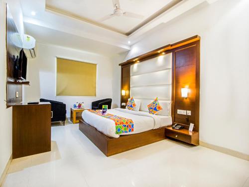 1 dormitorio con 1 cama y escritorio en una habitación en FabHotel Star Delhi Airport, en Nueva Delhi