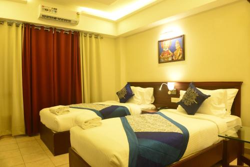 pokój hotelowy z 2 łóżkami w pokoju w obiekcie Hotel Seven Hills w mieście Thiruvananthapuram