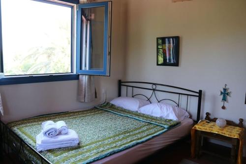 een slaapkamer met een bed met handdoeken erop bij VILLA Michalis in Kokkari