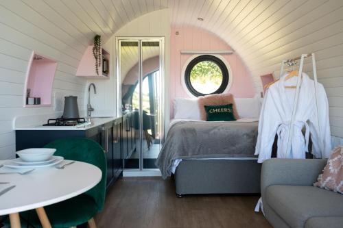 Dormitorio pequeño con cama y mesa en Celyn en Welshpool