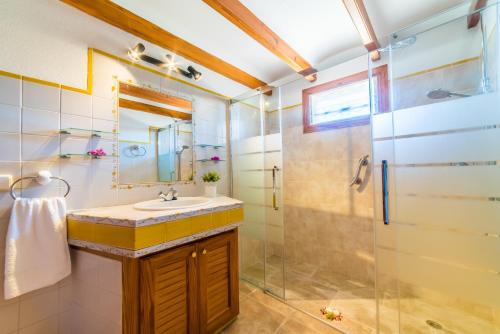 een badkamer met een wastafel en een douche bij Ideal Property Mallorca - Moli in El Port