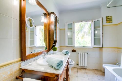 A bathroom at Ideal Property Mallorca - Didi