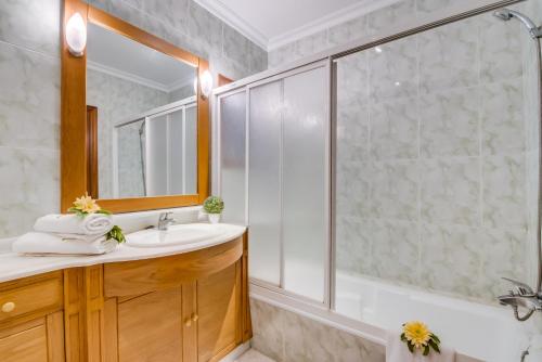 ein Badezimmer mit Waschbecken und Dusche in der Unterkunft Ideal Property Mallorca - Sa Dalia in Port d'Alcúdia