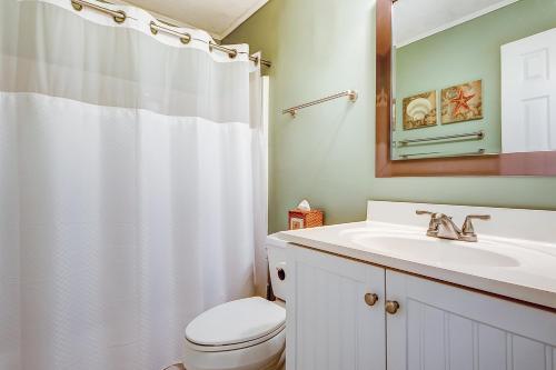 bagno con lavandino, servizi igienici e specchio di Beach Cottage at OD a Myrtle Beach