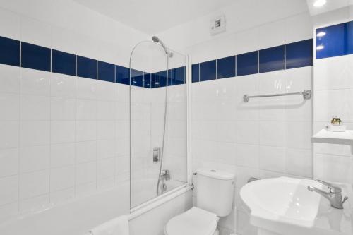 une salle de bain avec toilettes, douche et lavabo dans l'établissement Studio entre Lac et Montagnes Evian - Lugrin, à Lugrin