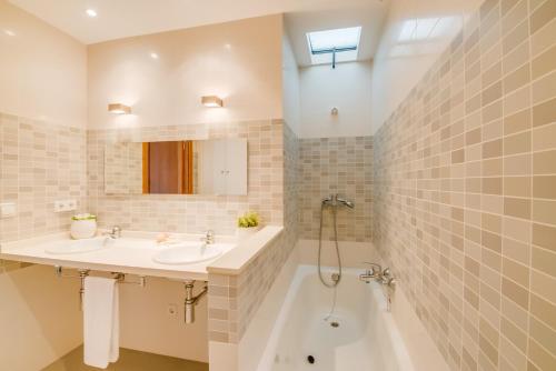 a bathroom with a sink and a bath tub at Ideal Property Mallorca - Binibonaire 2 PAX in Binissalem