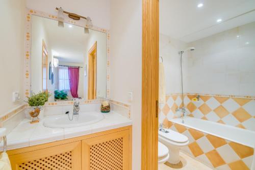 La salle de bains est pourvue d'un lavabo, de toilettes et d'une baignoire. dans l'établissement Blau Mari 2 PAX, à Sa Ràpita