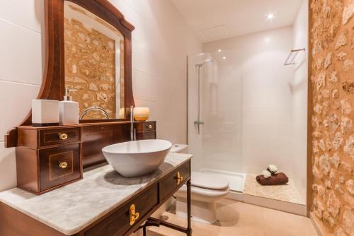 a bathroom with a bowl sink and a toilet at Ideal Property Mallorca - Pleta 8 PAX in Manacor
