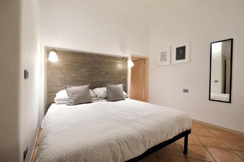 una camera da letto con un grande letto bianco in una stanza di Wine Apartments Florence Dolcetto a Firenze