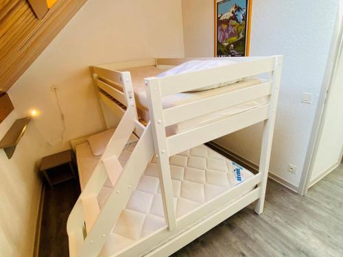 - un lit superposé avec une échelle dans une chambre dans l'établissement Duplex moderne avec balcon, parking, cuisine équipée - FR-1-516-22, à Les Deux Alpes